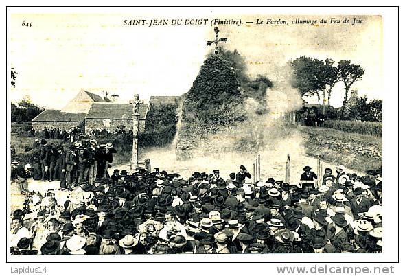 P 140 */ CPA   SAINT JEAN DU DOIGT  (29)   LE PARDON ALLUMAGE DU FEU DE JOIE - Saint-Jean-du-Doigt