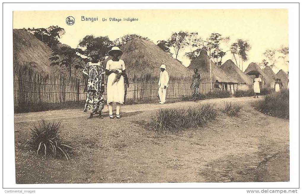 BANGUI - UN VILLAGE INDIGENE (INDIGENES AVEC CASQUE COLONIAL !!!) - Zentralafrik. Republik