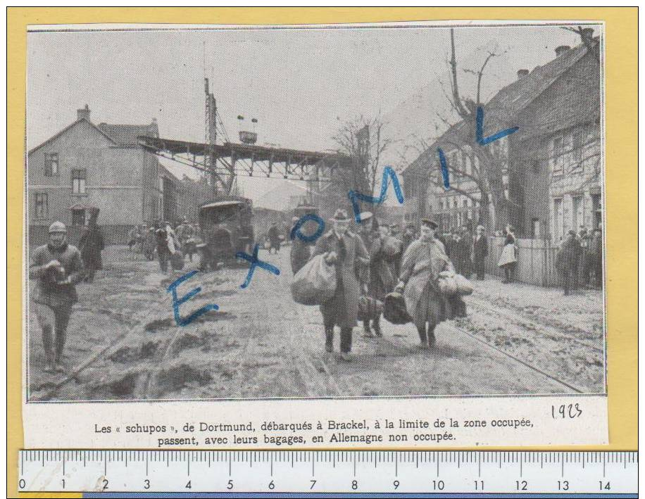 Brackel Dortmund Les Schupos Bédarqués 1923  Photo Ancienne Découpée Dans Un Magazine De Cette Année La - Ohne Zuordnung