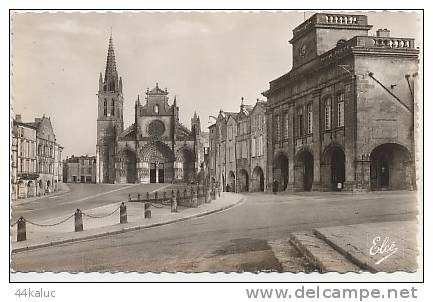 BAZAS L'Hôtel De Ville La Cathédrale - Bazas