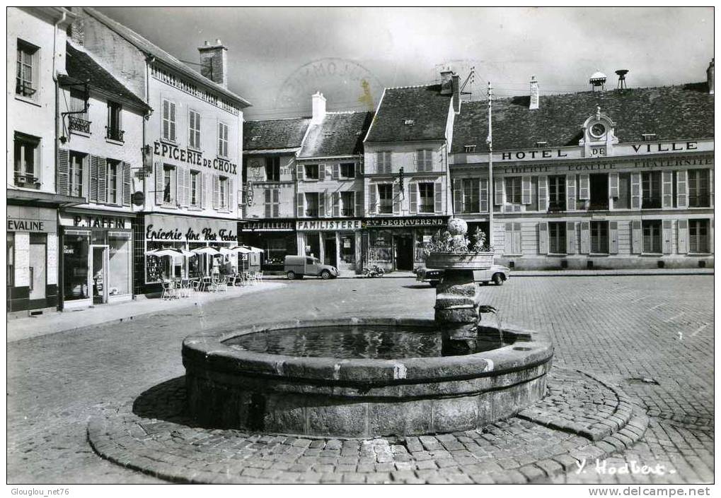 77-LA FERTE GAUCHER..L´HOTEL DE VILLE SUR LA PLACE DU Gal DE GAULLE....CPSM GRAND FORMAT - La Ferte Gaucher