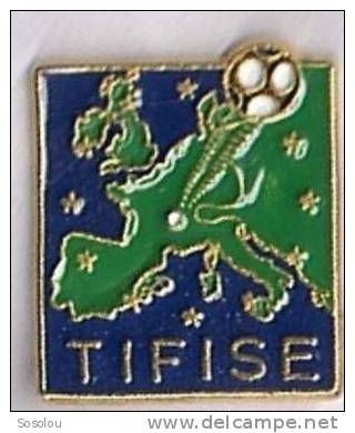 Tifise, L'europe Avec Le Ballon De Foot - Boule/Pétanque
