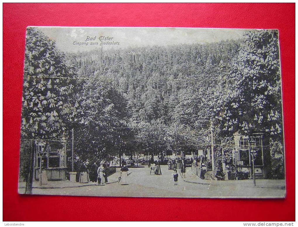 CPA  ALLEMAGNE  BAD ELSTER EINGANG ZURN BADEPLATZ  ANIMEE  VOYAGEE 1906 TIMBRE  ATTENTION CARTE AVEC DES PLIS - Bad Elster