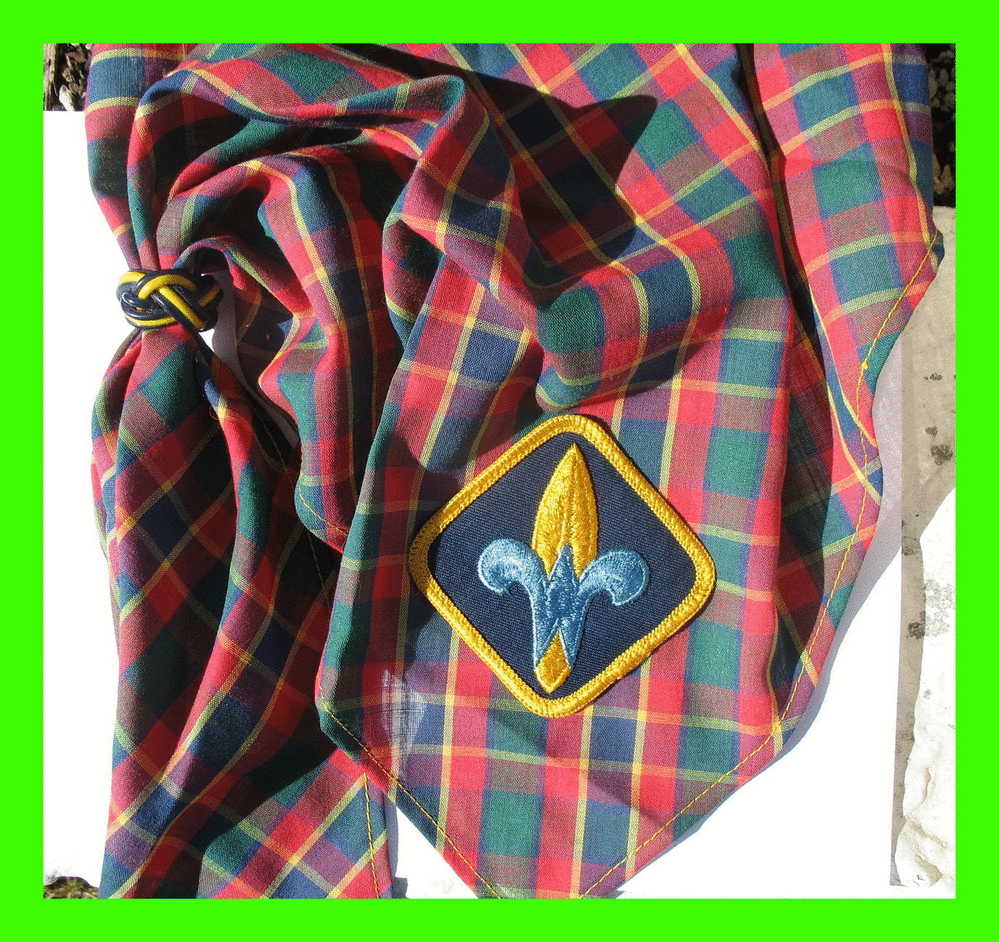 SCOUT - WEBELOS  SCARF COMPLETED WITH BADGE AND OLDER - FOULARD DE FILLE AVEC ATTACHE - - Scoutisme