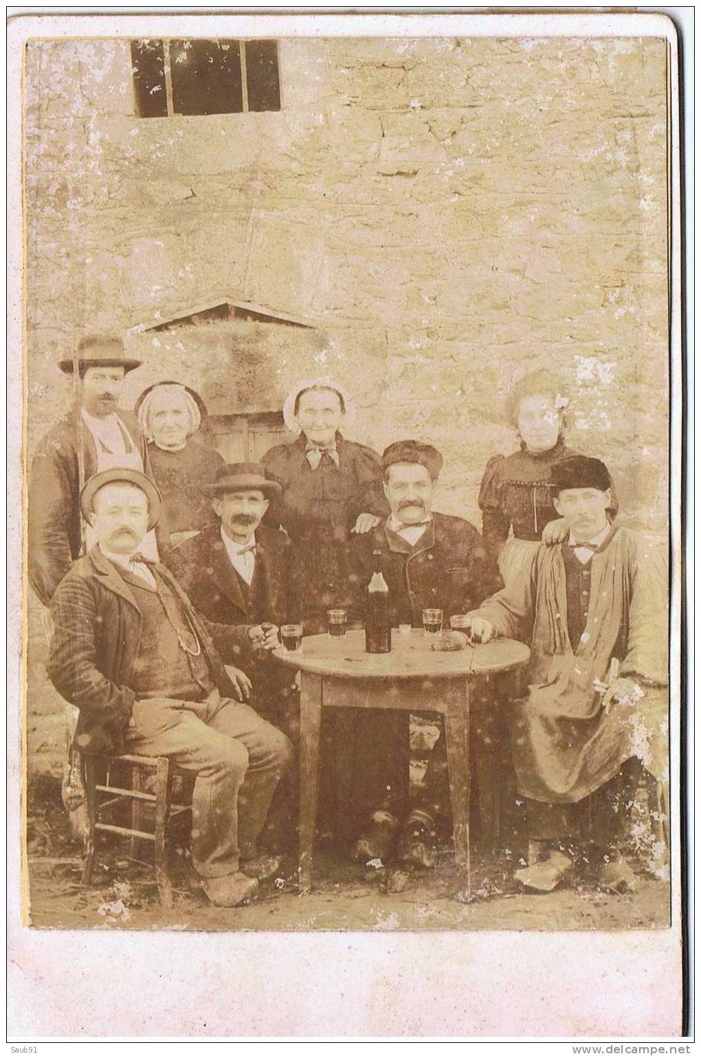 Auvergne- Photo D´un Groupe D´hommes Et De Femmes Avec La Coiffe Traditionnelle-Galoches -Réf:3696 - Non Classés