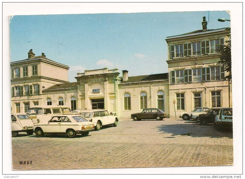 Pierefitte (93) : La Gare Avec Nombreuses Voitures Dont DS Citroën Break En 1960 (animée). - Pierrefitte Sur Seine