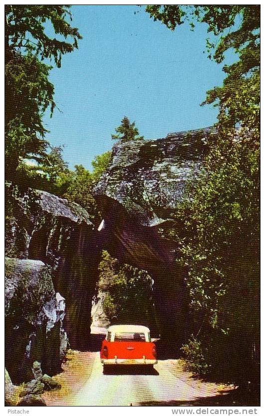 Yosemite National Park - Nice Car (maybe 1960s Cadillac) - Voiture - Mint - USA National Parks
