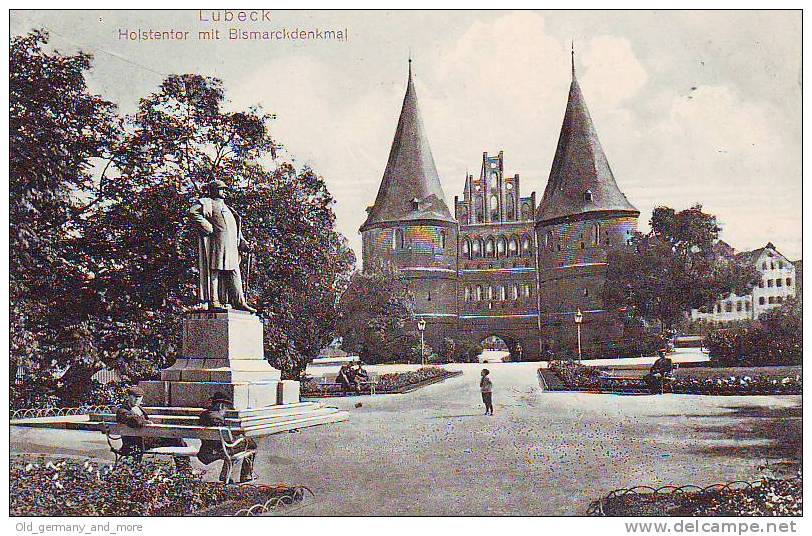 Holstentor Mit Bismarckdenkmal - Lübeck