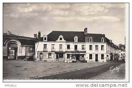 LE GRAND-LUCE La Place De L'Eglise - Le Grand Luce