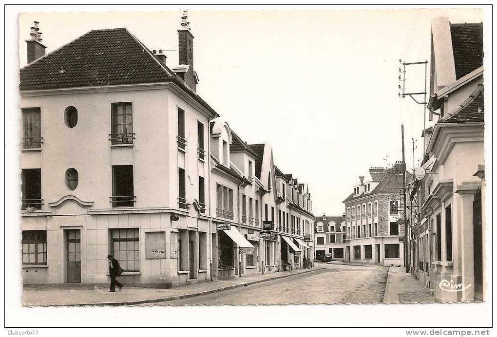 Tournan-en-brie (77) : Rue De Paris Environ  1950 (animée). - Tournan En Brie