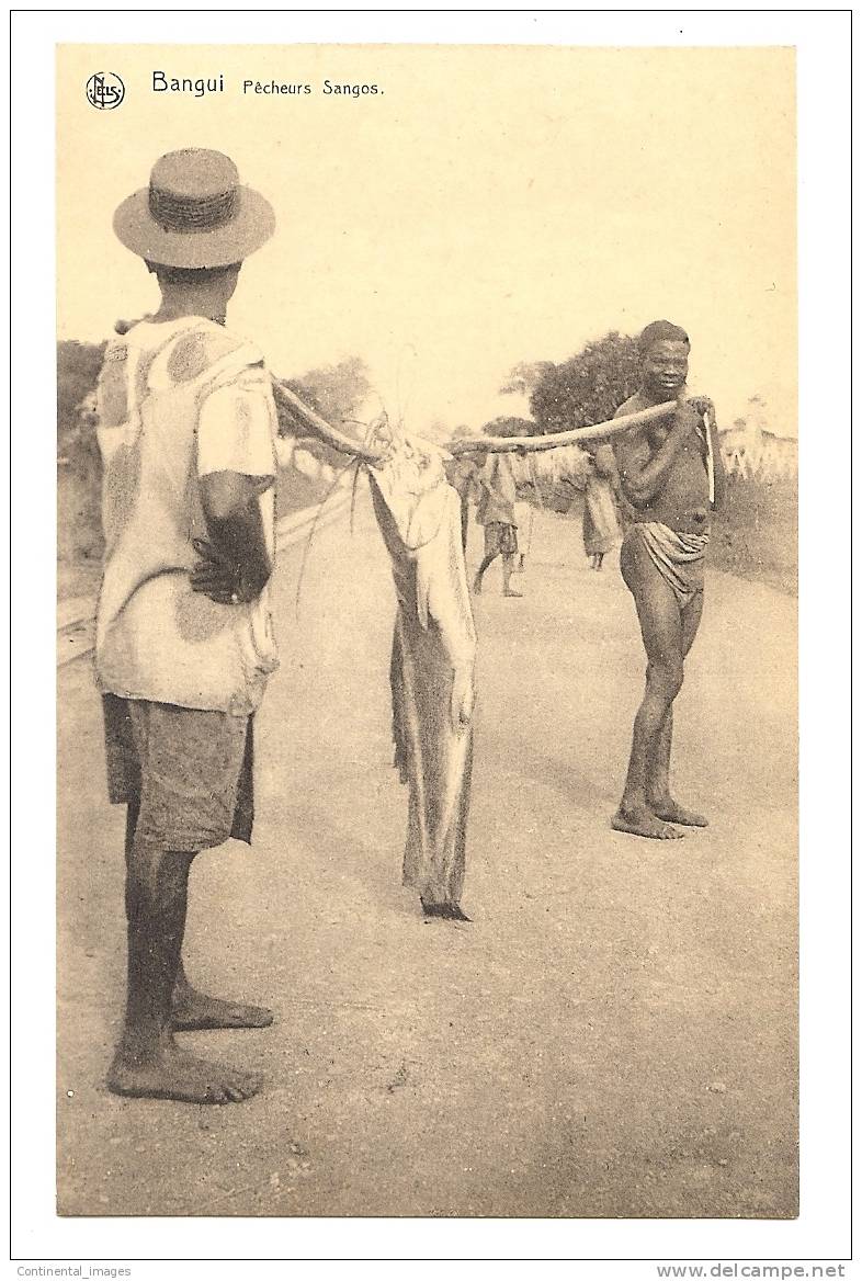 BANGUI - PECHEURS SANGOS AVEC ENORME POISSON - CPA RARE - Centrafricaine (République)