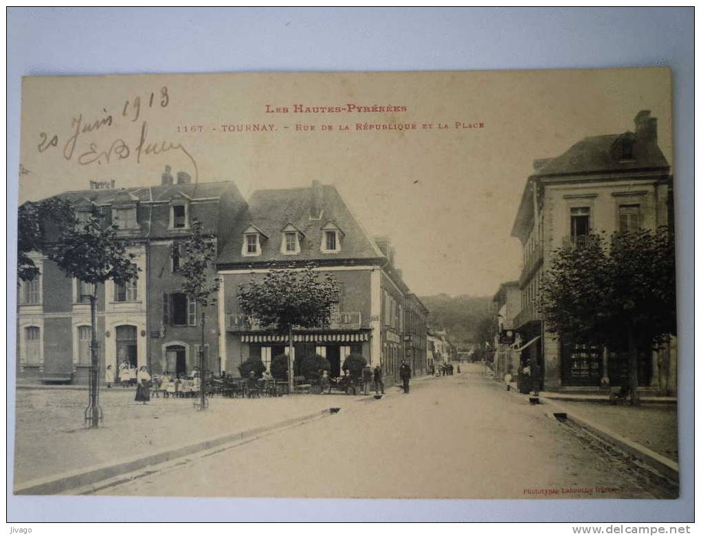 TOURNAY  : Rue De La République Et La Place  -  Petite Animation  - Tournay