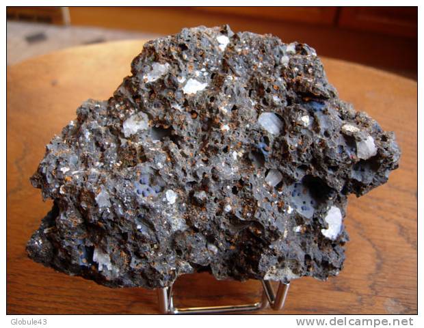 BASALTE ALVEOLAIRE A ARAGONITE EN GERBE ET EN BOULE BLEUE  12 X 8 CM  LE PUY 43 - Mineralien