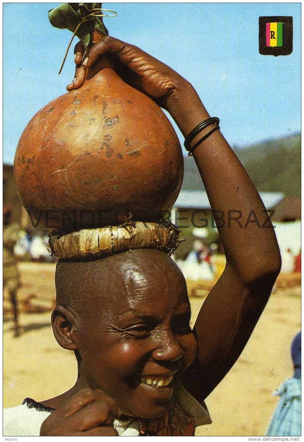 FEMME AVEC CALEBASSE DE TERRE - Rwanda