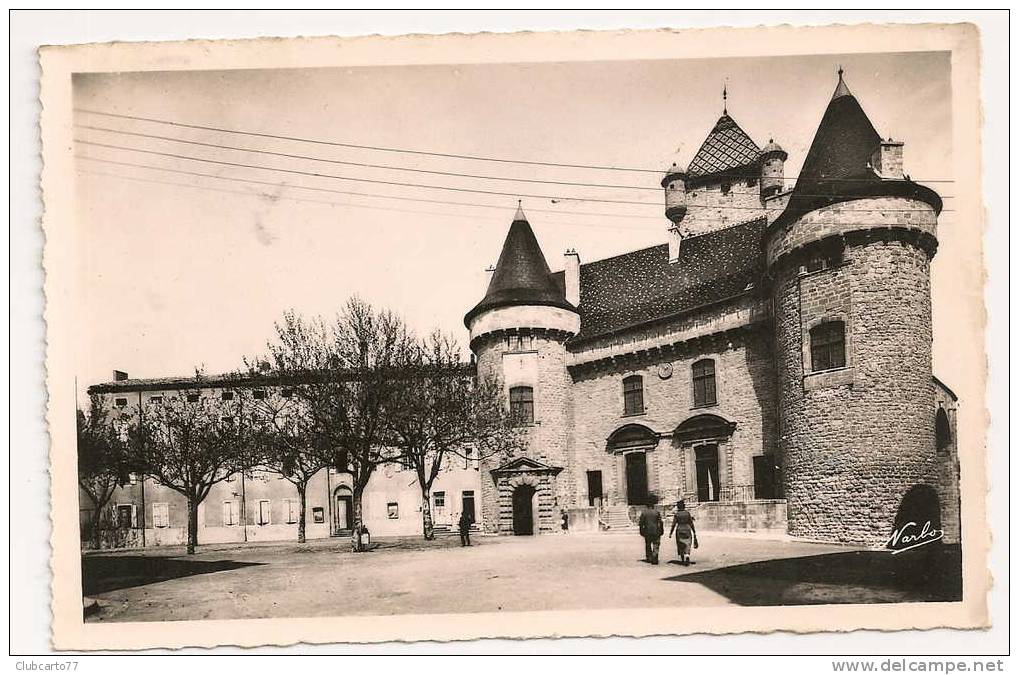 Aubenas (07) : La Place Du Château En 1952 (animée). - Aubenas