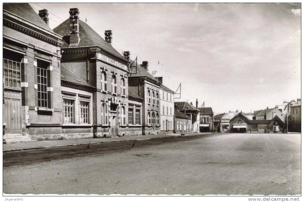 CPSM PITHIVIERS (Loiret) - Place Général De Gaulle - Pithiviers