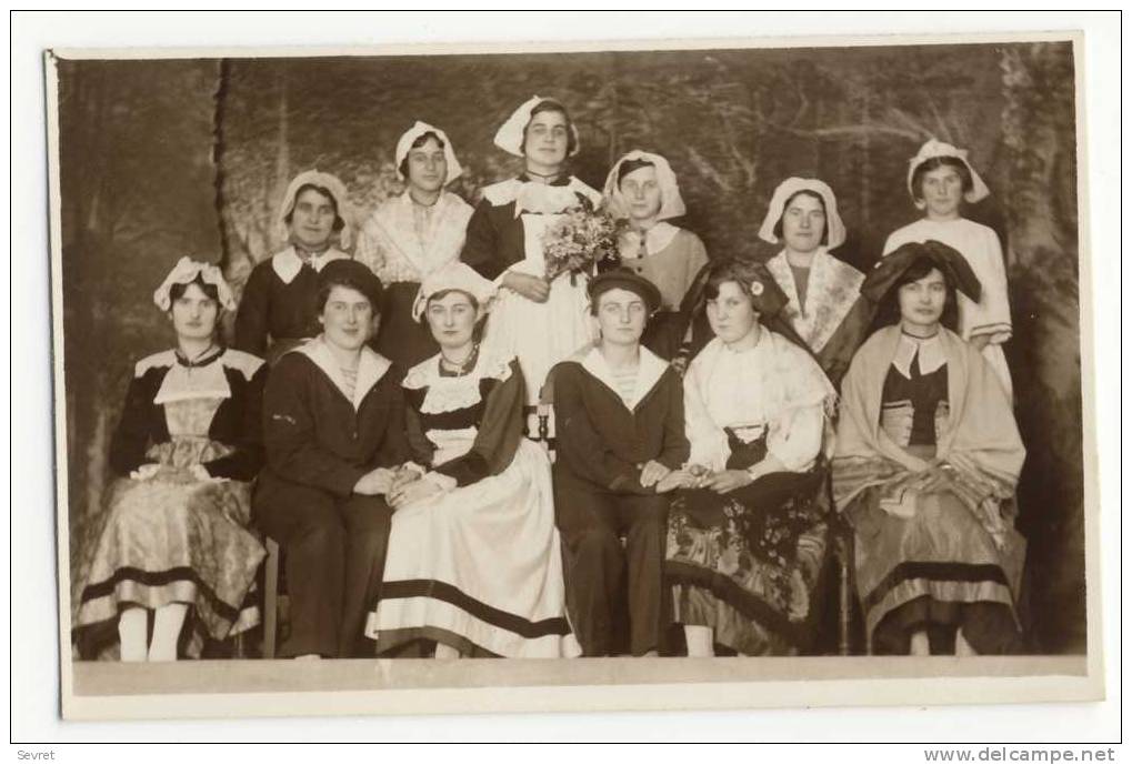 MONTLOUIS. - Carte-photo D´un Groupe De Jeunes Filles( Troupe Théâtrale) - Champigny-sur-Veude