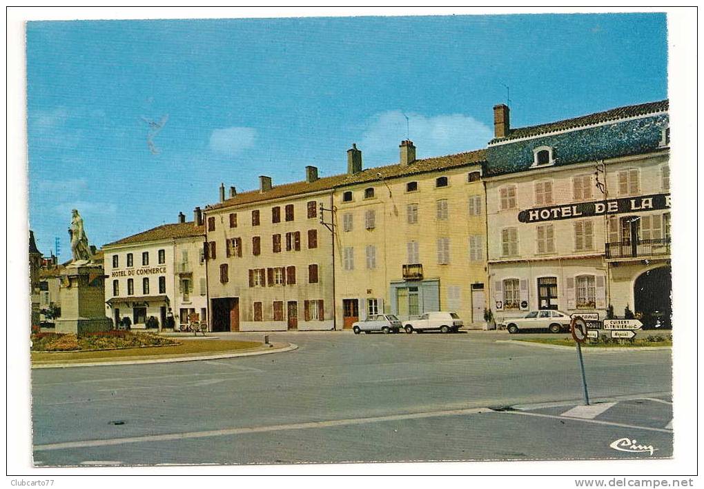 Pont-de-vaux (01) : Place Joubert, Hôtel De La Bourse Et Hôtel Du Commerce Au Fond En 1979 (animée). - Pont-de-Vaux