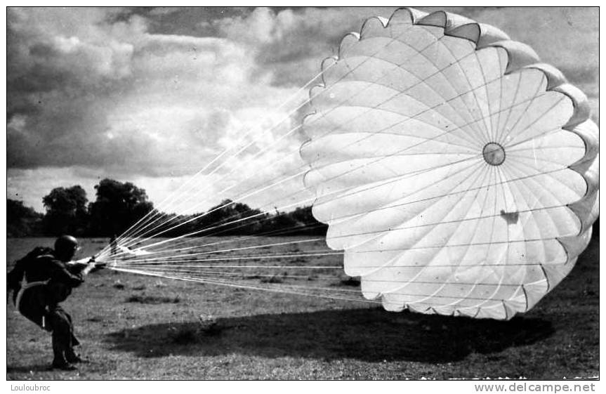 CARTE PHOTO  NON IDENTIFIEE - Parachutisme