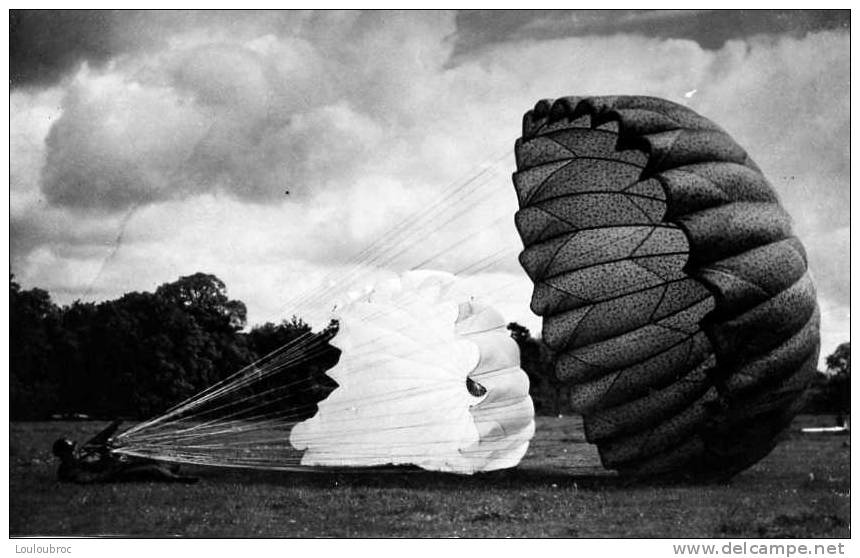 CARTE PHOTO  NON IDENTIFIEE - Parachutting