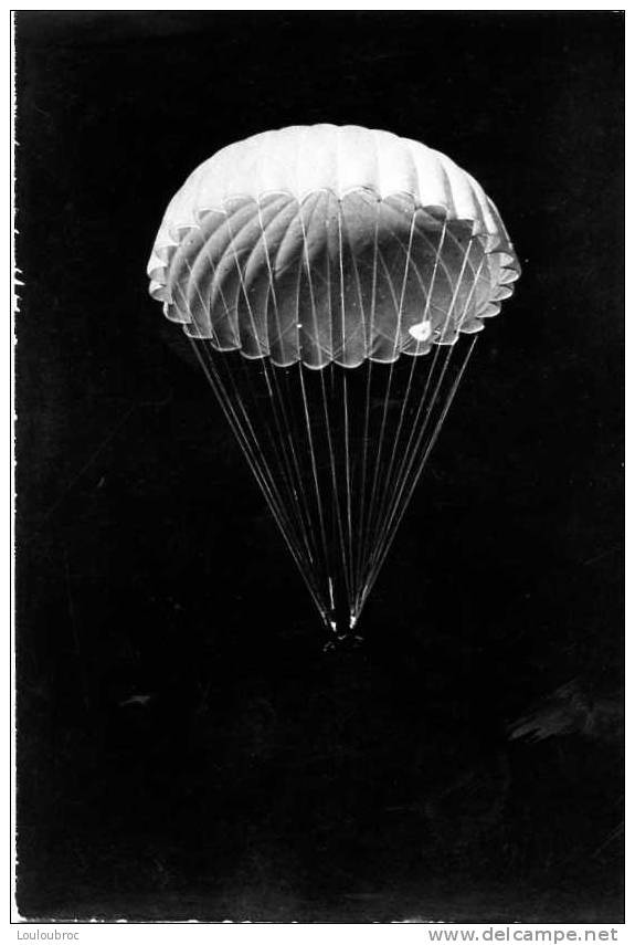 CARTE PHOTO  NON IDENTIFIEE - Parachutisme