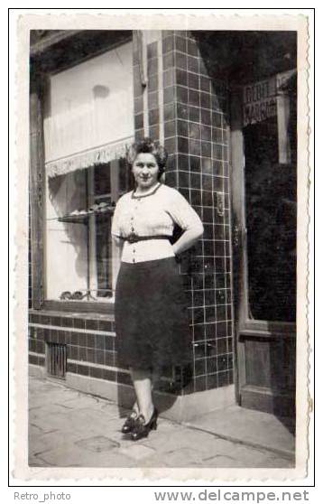 Carte-Photo, Personnage Anonyme : Femme Devant Magasin De Chaussures - Negozi