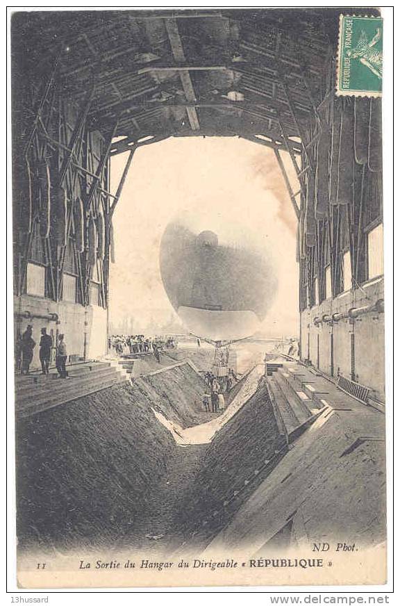 Carte Postale Ancienne Ballon Dirigeable - La Sortie Du Hangar Du Dirigeable République - Dirigibili