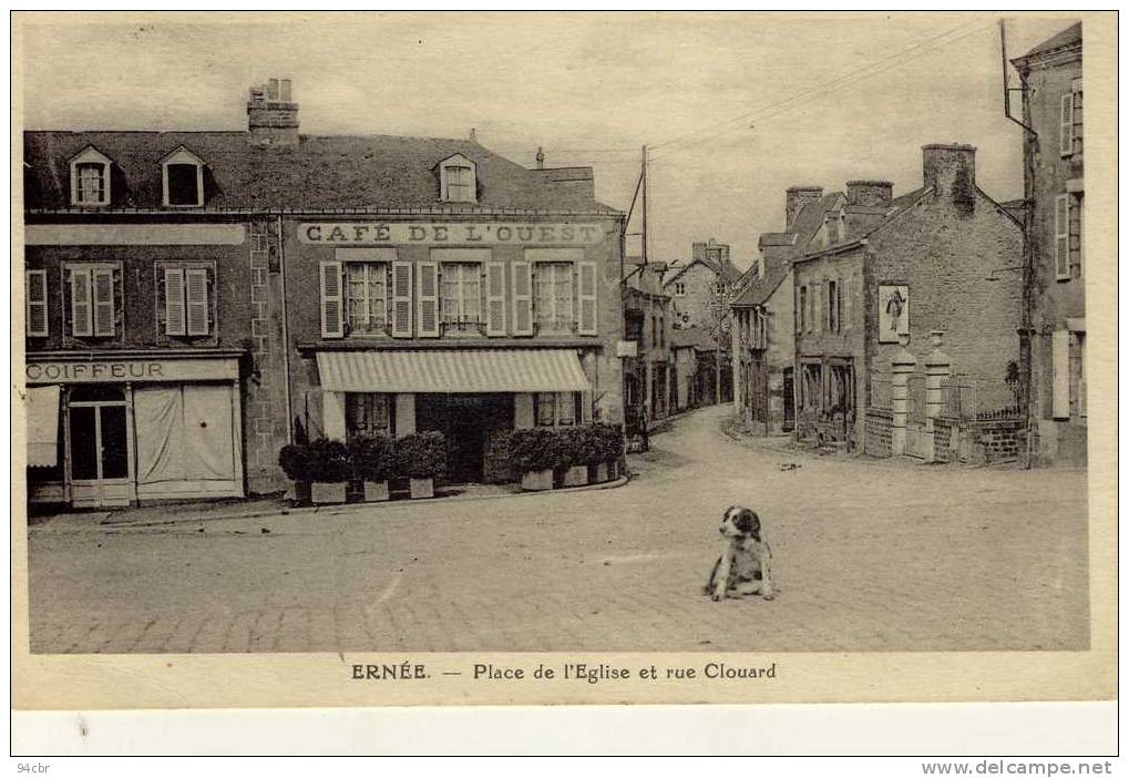 CPA (52)  ERNEE       Place De L Eglise Et Rue Clouard - Ernee