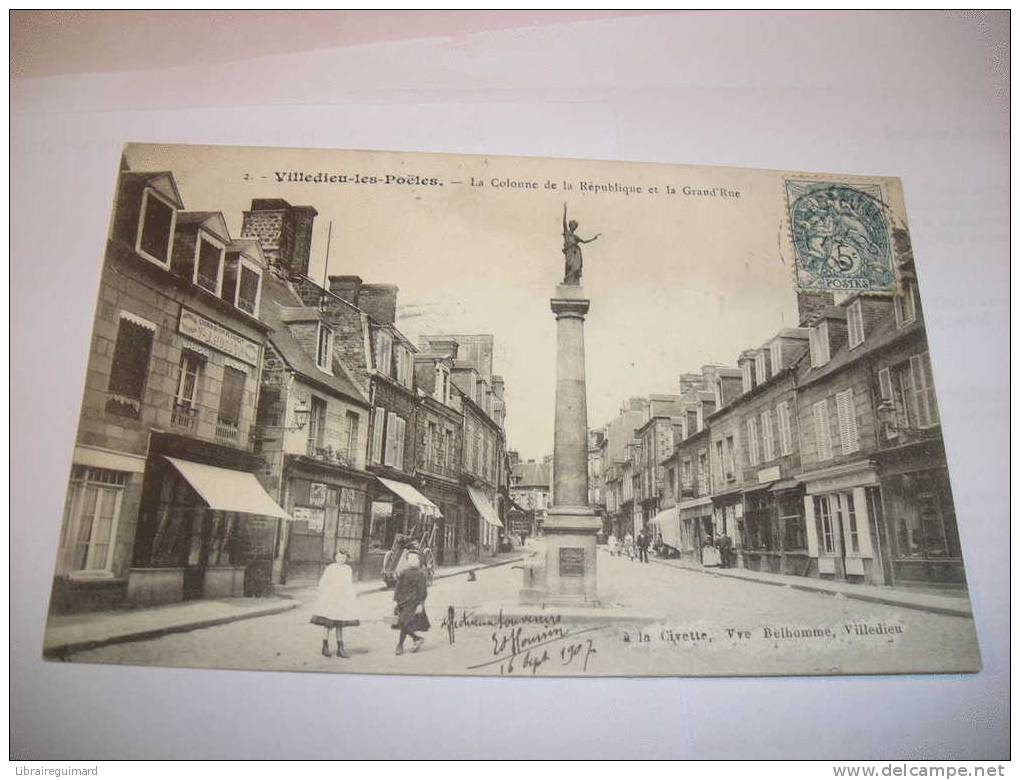 2 Adr - CPA N°2 - VILLEDIEU-LES-POELES - La Colonne De La République Et La Grand'Rue - [50] Manche - - Villedieu