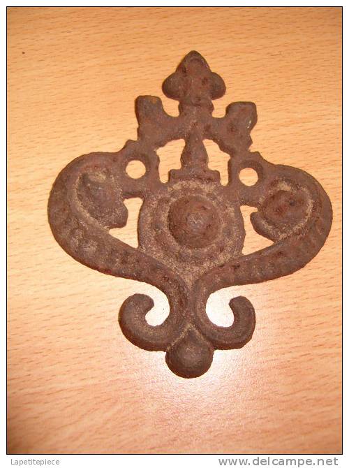 Ancienne Base De Heurtoir, Deco Porte, Décor Serpents Et Fleur De Lys. - Ferronnerie