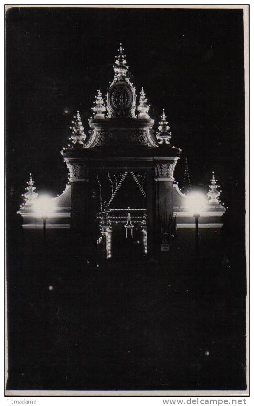 Cambodge - Cp Photo "ROYAL PHOTO " Le Soir La Porte D'entrée Illuminée - Couronnement Du Roi - Juillet 1928 - Kambodscha