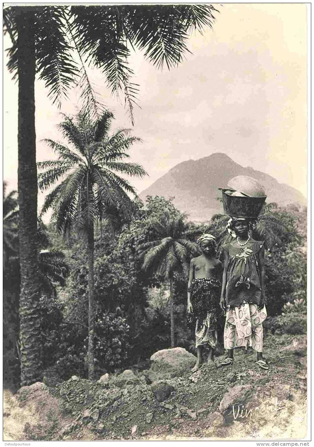 République De GUINEE : Le Mont Kakoulima Avec Femme Et Jeune Fille Sein Nus Premier Plan - Guinea