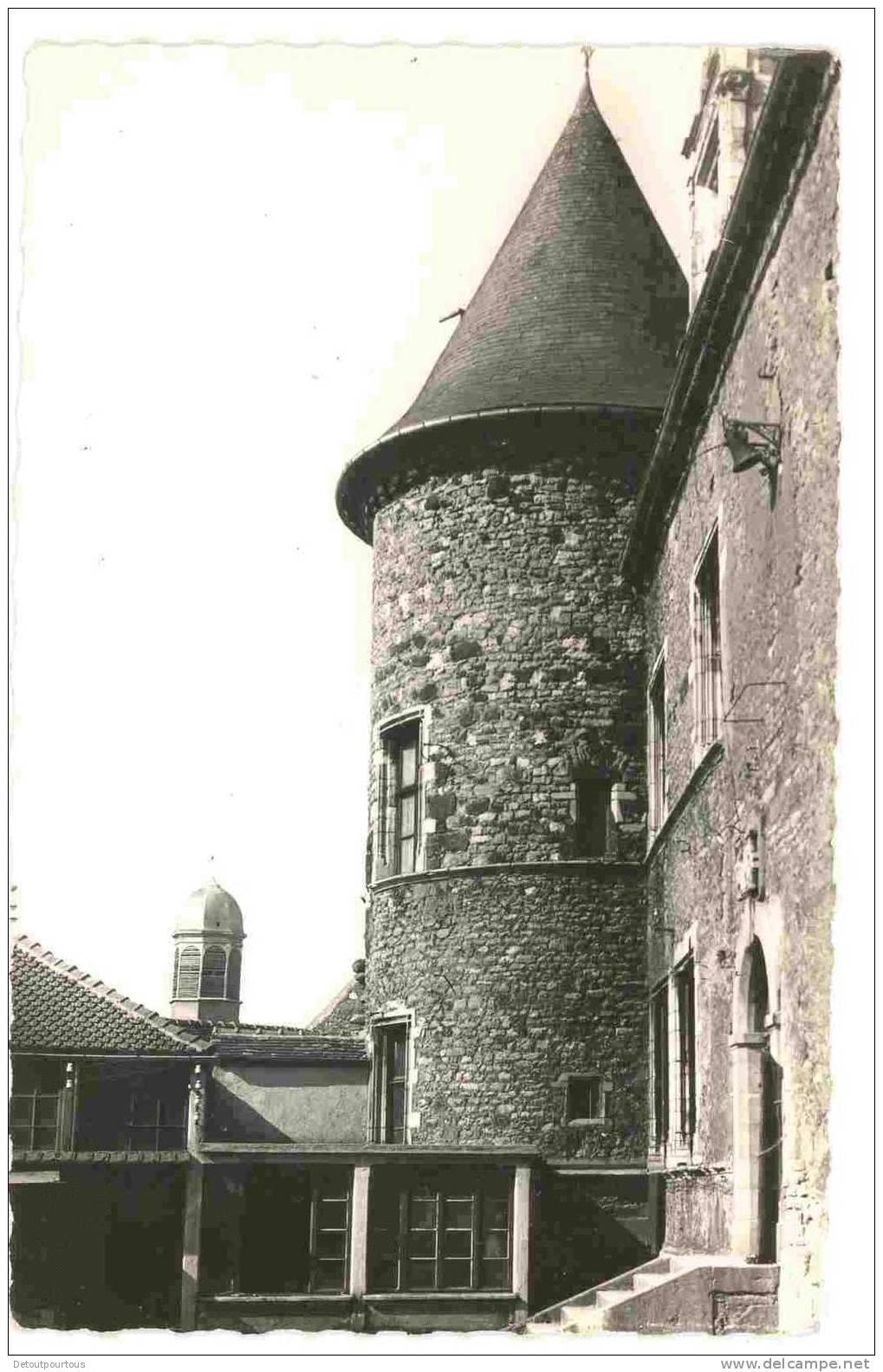 ARNAY LE DUC Côte D'Or 21 : Cour Intérieure Du Chateau (photo A Seigneur à Arnay ) - Arnay Le Duc