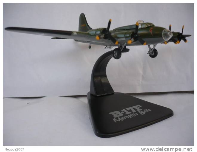 Modéle Réduit Pour Collectionneur Bonbardier B-17F Menphis Belle - Airplanes & Helicopters