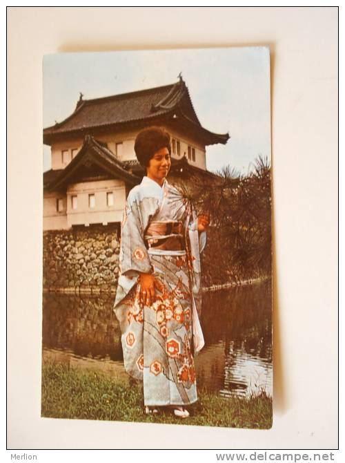 Japan  Traditional Japanese Dress -Imperial Palace And Moat In Tokyo  -Quantas Airline Australia Ca 1960    -  VF D64143 - Tokyo