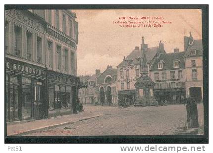 76 - Gournay En Braye : La Grande Fontaine Et La Halle Au Beurre - Gournay-en-Bray