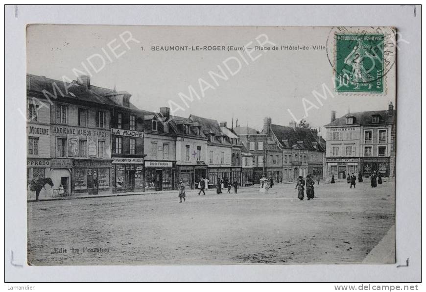 CPA - 27 - BEAUMONT LE ROGER - Place De L'Hotel De Ville - Beaumont-le-Roger