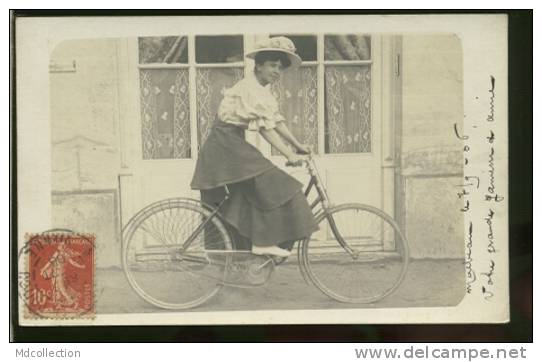 86 MIREBEAU / Jeune Femme En Vélo / TOP CARTE PHOTO RARE - Mirebeau