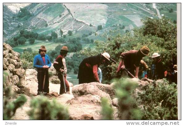 CARTE D EQUATEUR - UN GROUPE DE PAYSANS CREUSE UNE TRANCHEE SUR PLUSIEURS KM DANS LA CORDILLIERE POUR AMENER L EAU ... - Equateur