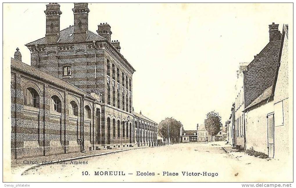 80/ MOREUIL / ECOLES PLACE VICTOR HUGO - Moreuil