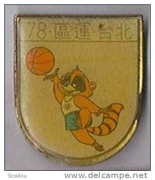 78 (ecriture Asiatique) Le Raton Laveur Jouant Au Basket - Basketball