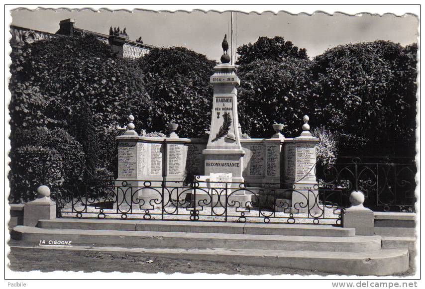 Carte Postale 59. Raismes  Le Monument Aux Morts  Trés Beau Plan - Raismes