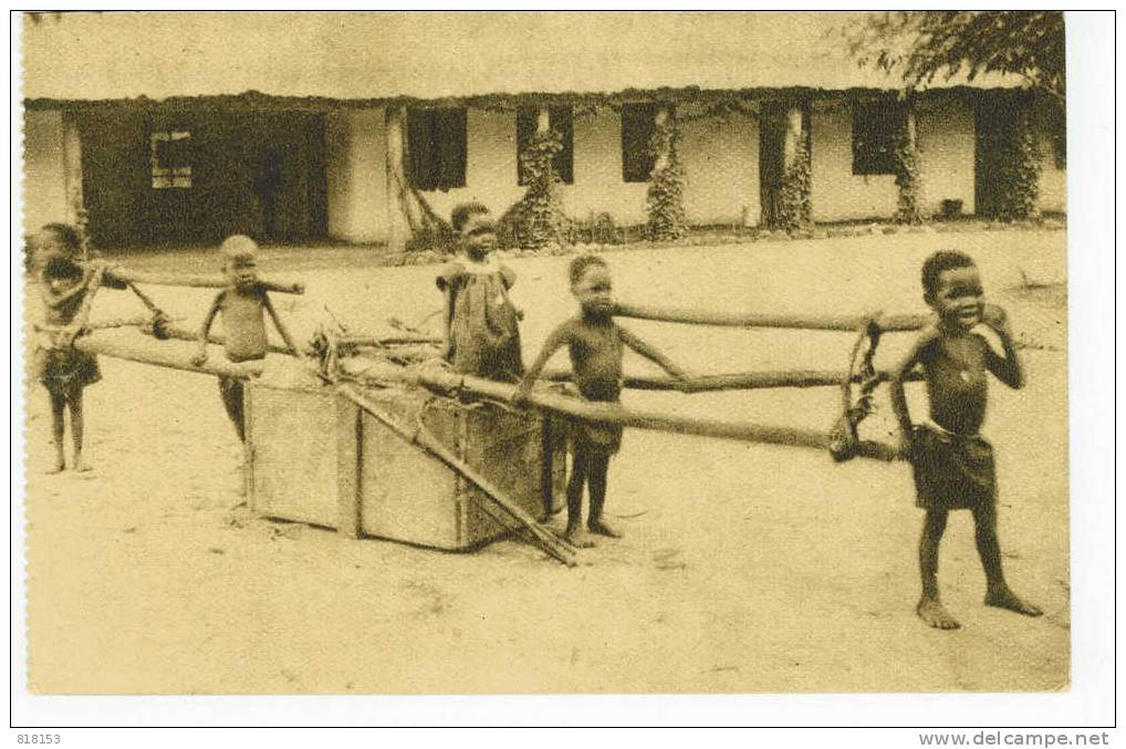 Kwango - Nos Premiers Orphelins Jouant Avec Une Caisse Venue De Ho Mission Des Soeurs De L'Union Au SC Gingungi S/Lukula - Belgisch-Congo