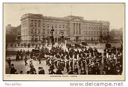 L112 - BUCKINGHAM Palace à Londre - Défilé Militaire Musique - Buckingham Palace