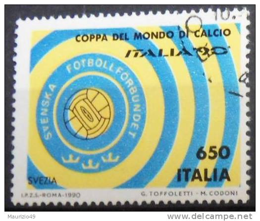 1990 Nr 1904 Coppa Del Mondo Di Calcio Italia 90 L. 650 Svezia - SPOSTAMENTO COLORE GIALLO: PALLONE FUORI DAL CONTORNO - Errors And Curiosities