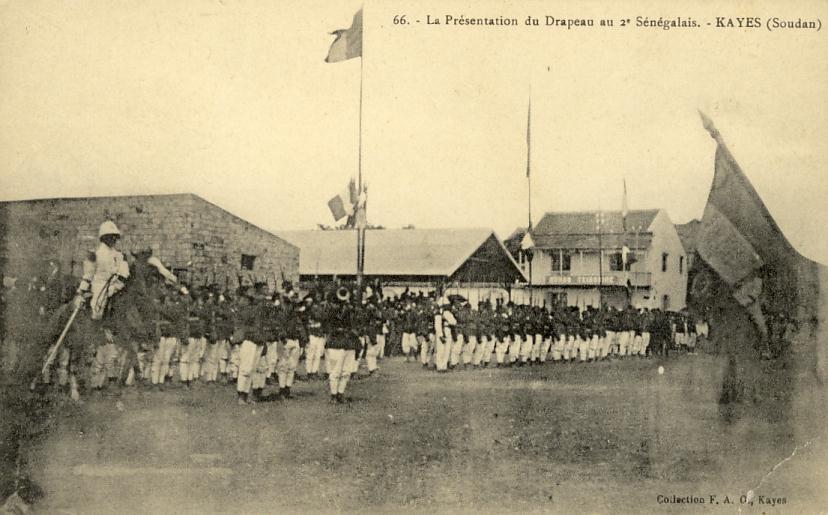 Afrique -  Sénégal - Militaria - Kayes - Présentation Du Drapeau - Senegal