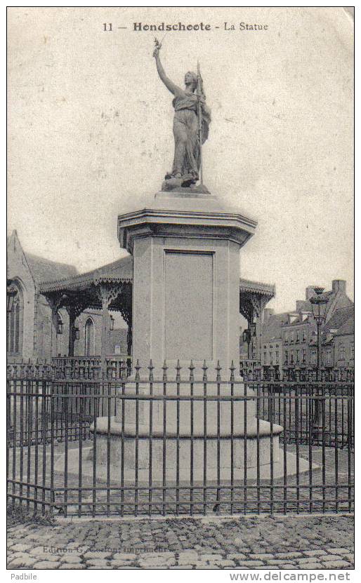 Carte Postale 59.  Hondschoote La Statue Et Le Kiosque  Trés Beau Plan - Hondshoote