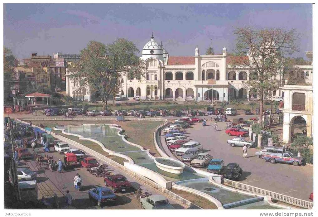 PAKISTAN : LAHORE : King Edward Medical College ( VW Volkswagen Beetle Käfer Coccinelle & Golf ) - Pakistan