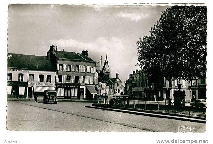 Breteuil - Place Laffitte Et Rue A. Briand - Breteuil