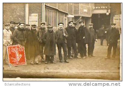 Carte Photo . Ouvriers Dans La Cour D'une Usine - To Identify